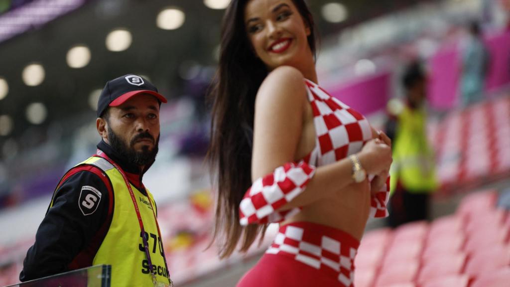 Un operario qatarí mirando a la modelo croata Ivana Knoll