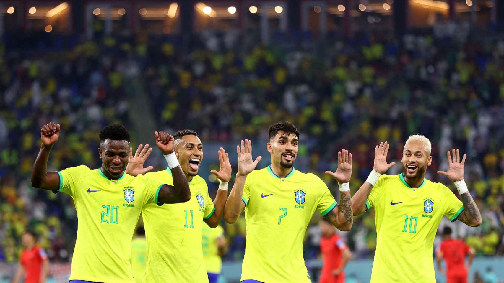 Los jugadores de los Brasil celebran el cuarto gol.