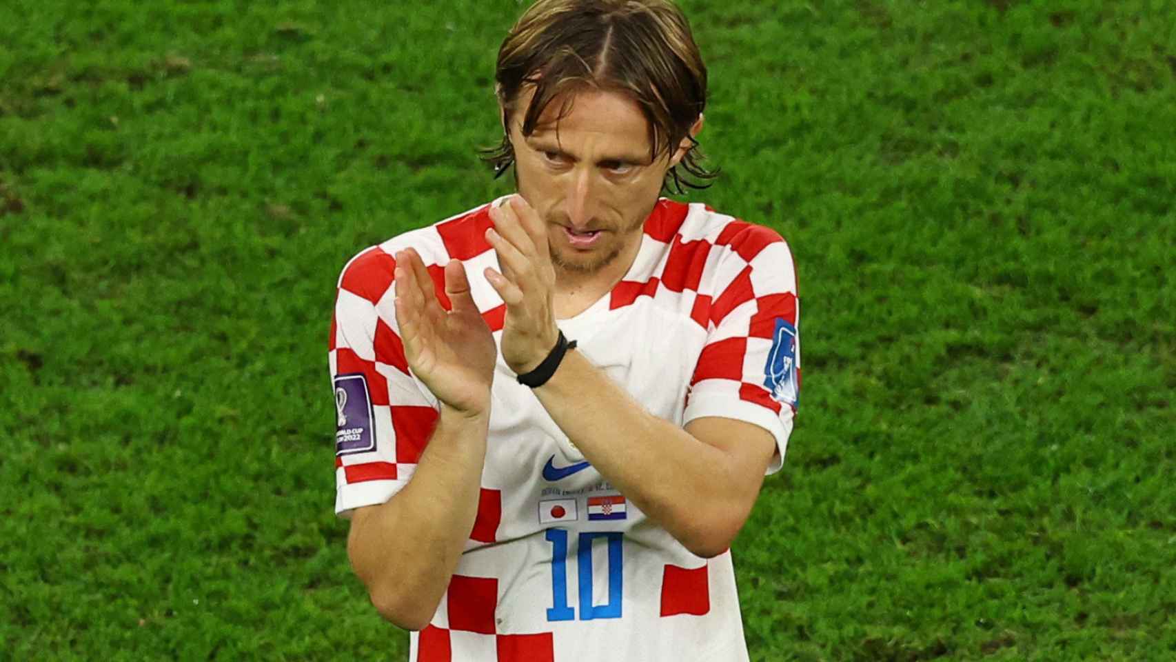 Luka Modric, con la selección de Croacia, aplaudiendo a los aficionados tras ser sustituido