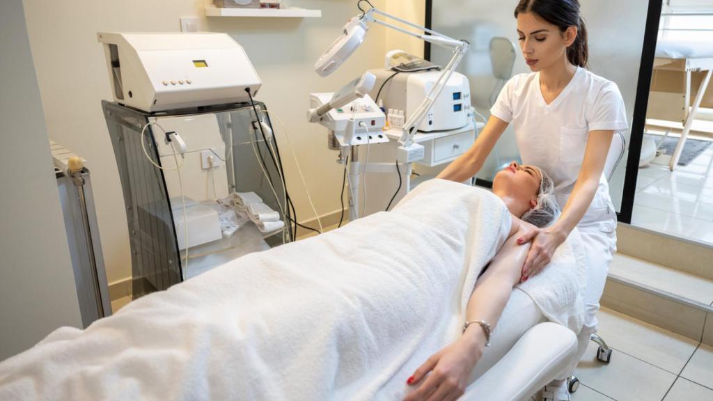 Mujer recibiendo tratamiento Indiba en Centro de Estética.