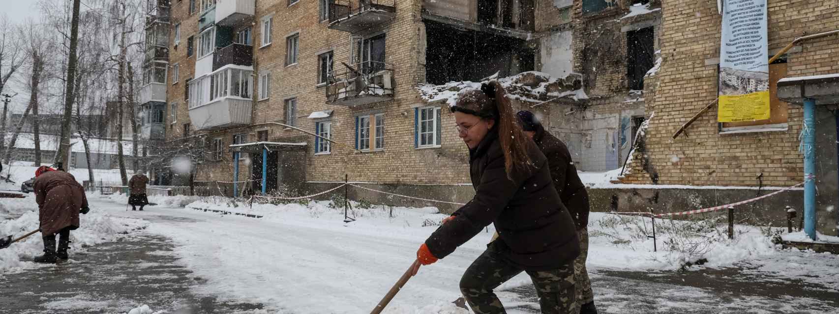 Una residente retira la nieve en la aldea de Horenka (región de Kiev), sin electricidad, calefacción ni agua.