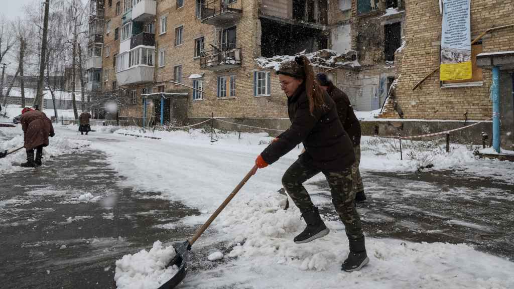 Una residente retira la nieve en la aldea de Horenka (región de Kiev), sin electricidad, calefacción ni agua.