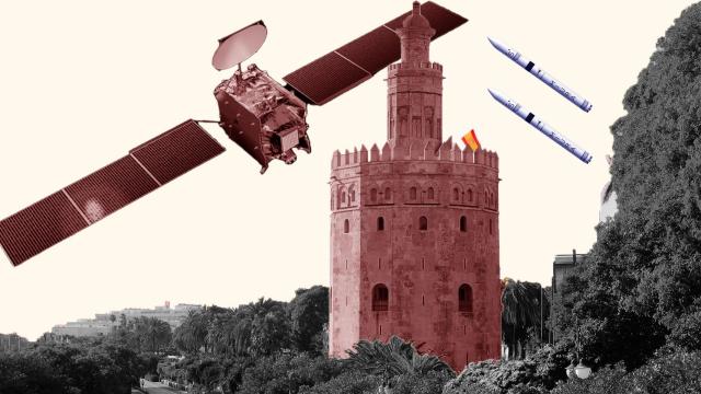 Torre del Oro con satélites y cohetes espaciales