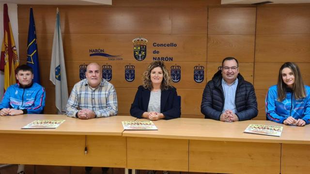 La alcaldesa junto a miembros del Náutico de Narón esta mañana