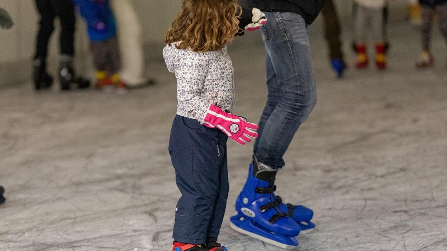 Una niña patinando sobre hielo