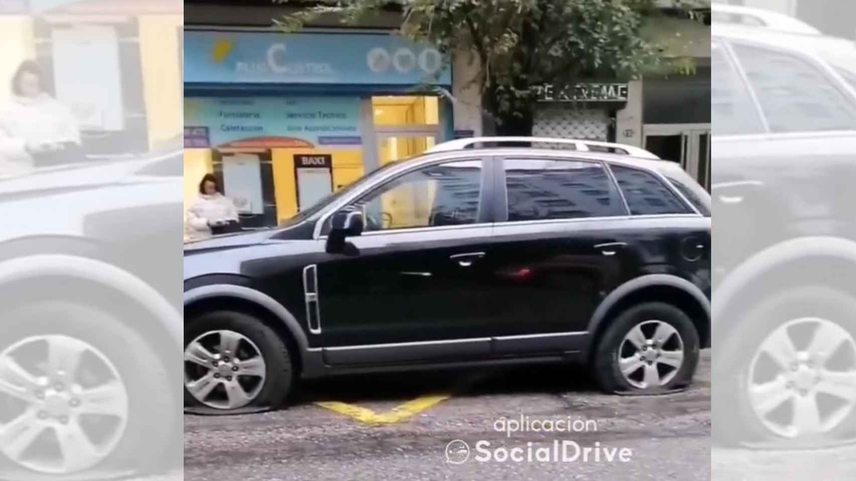 Imagen del coche con las ruedas pinchadas.