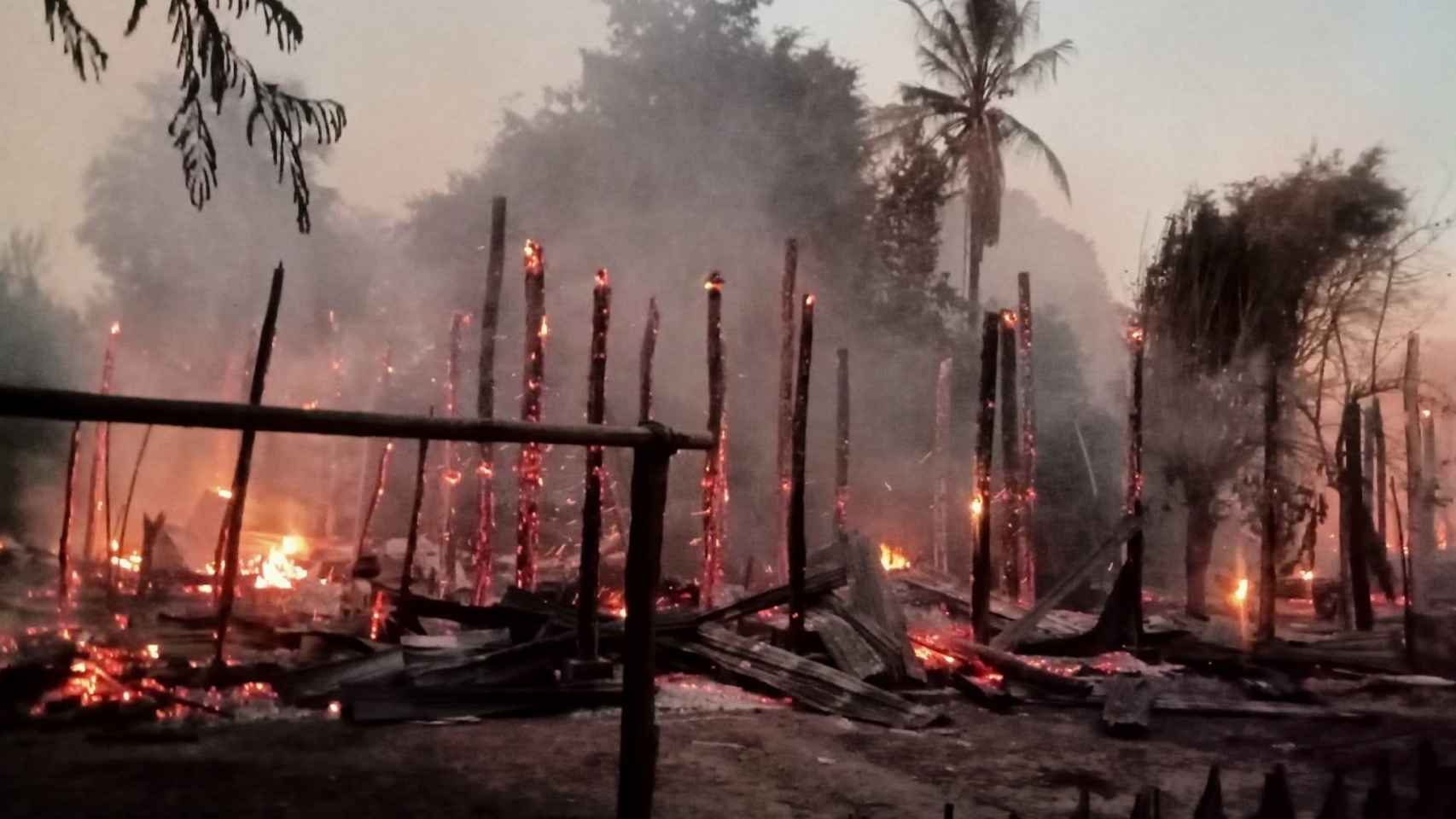 Pueblo arrasado por los bombardeos del Tatmadaw