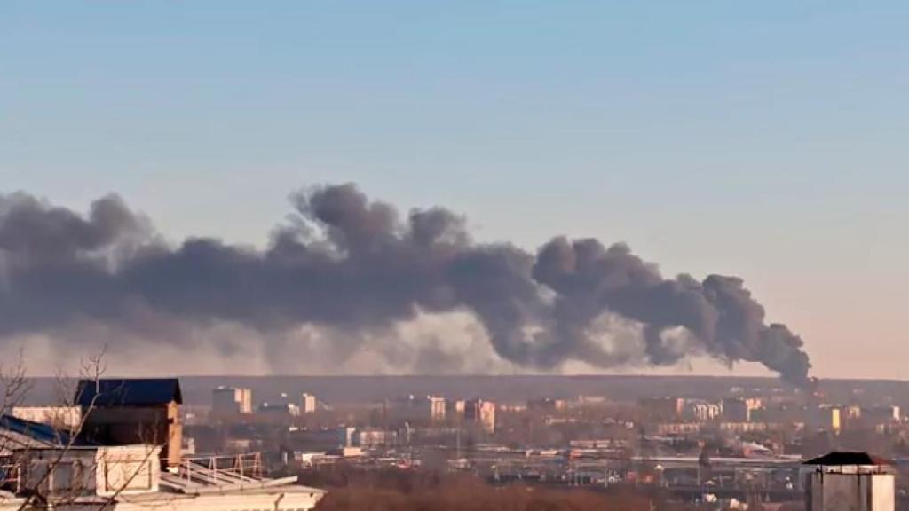 Humo en el aeropuerto de Kursk, a pocos kilómetros de la frontera con Ucrania.