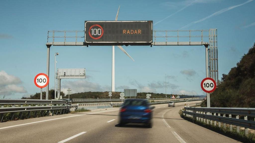 Imagen de un radar en la carretera.