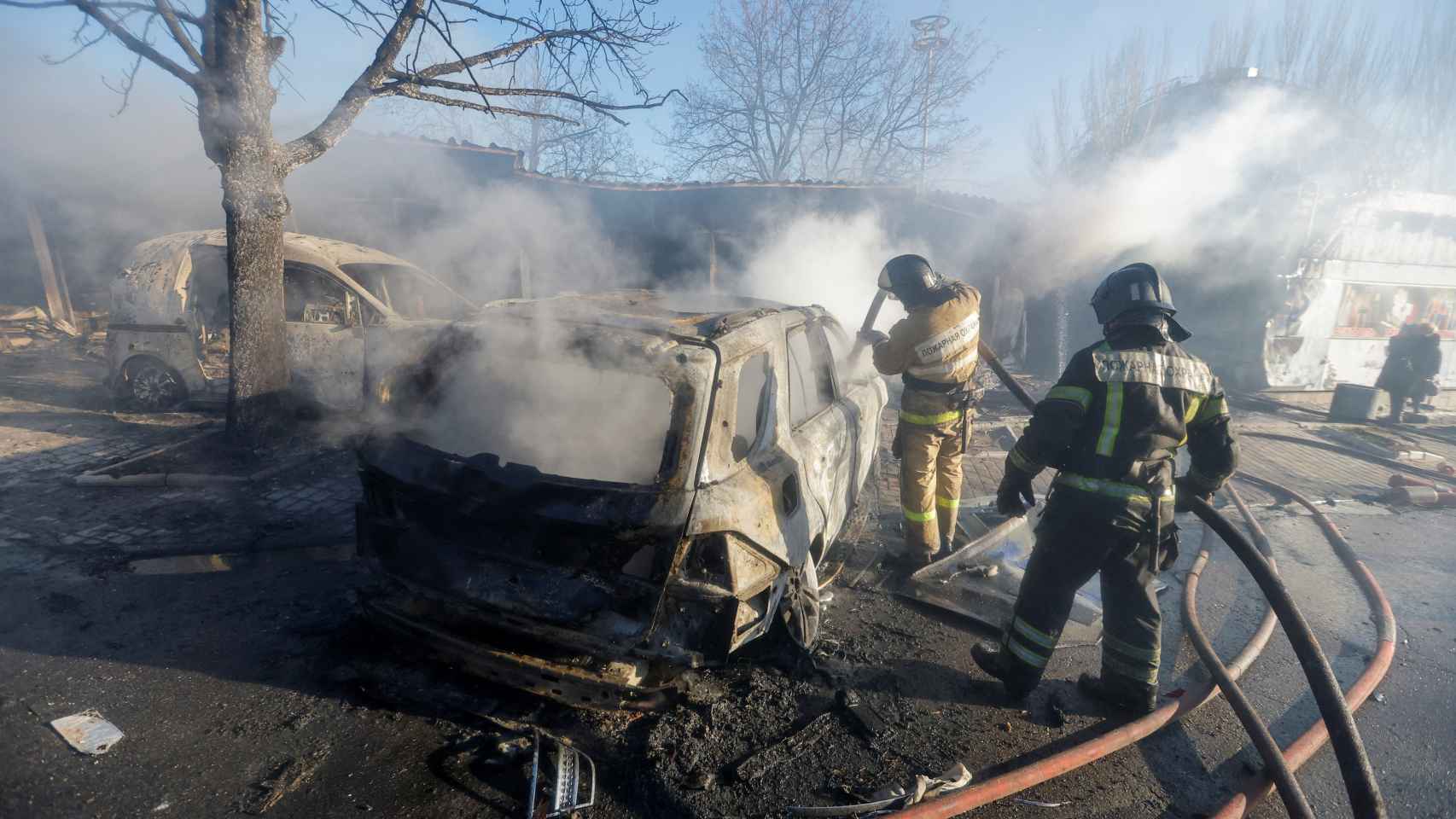Bomberos tratan de apagar el incendio que se originó en Donetsk