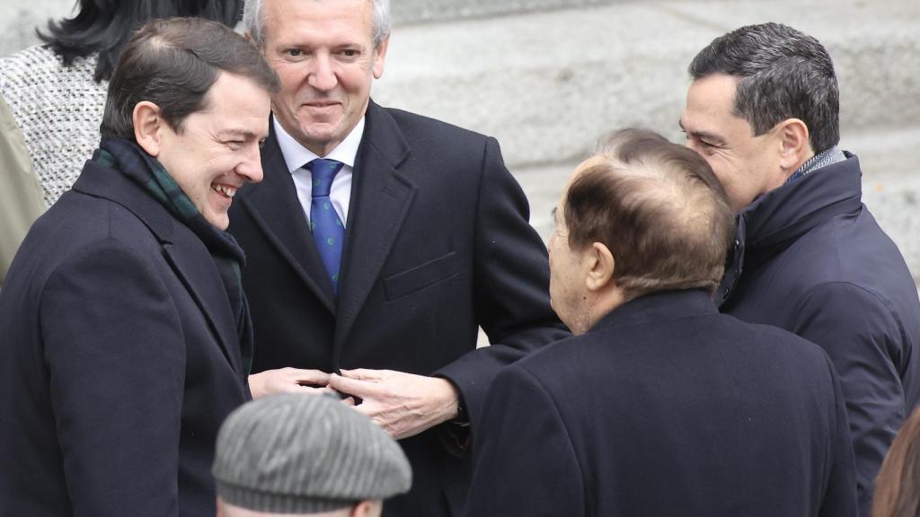 El presidente de la Junta de Castilla y León, Alfonso Fernández Mañueco, conversa con el expresidente de la Junta Juan José Lucas en el acto conmemorativo con motivo del Día de la Constitución Española.