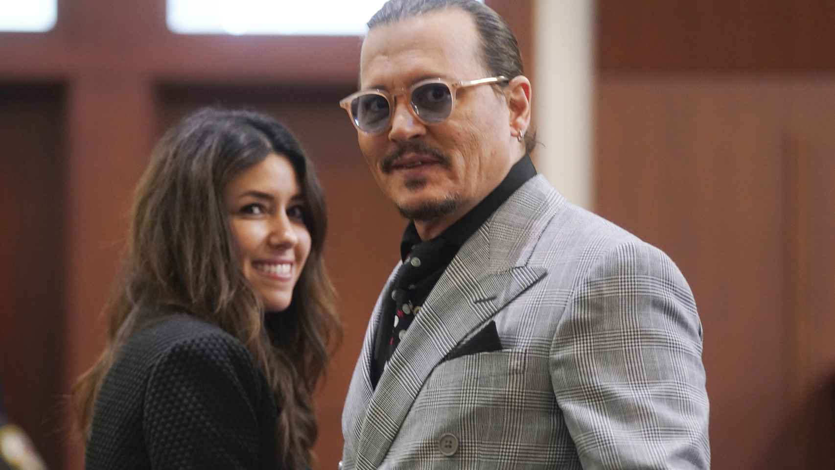 Johnny Depp junto a su abogada, Camille Vásquez.