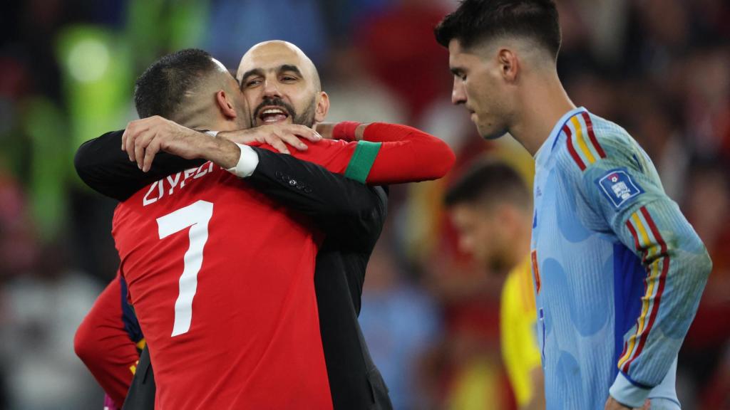 Ziyech se abraza con Morata mientras Morata se lamenta.