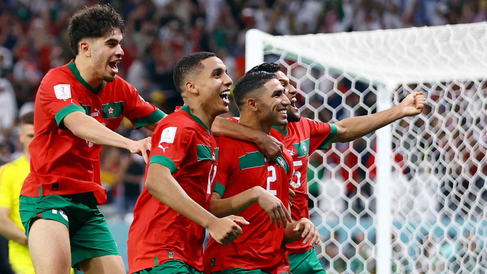 Los futbolistas de Marruecos celebran su triunfo sobre España.