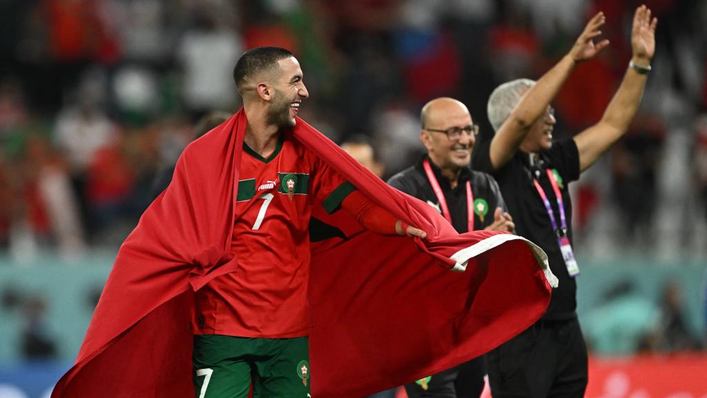 Ziyech, envuelto en la bandera de Marruecos.