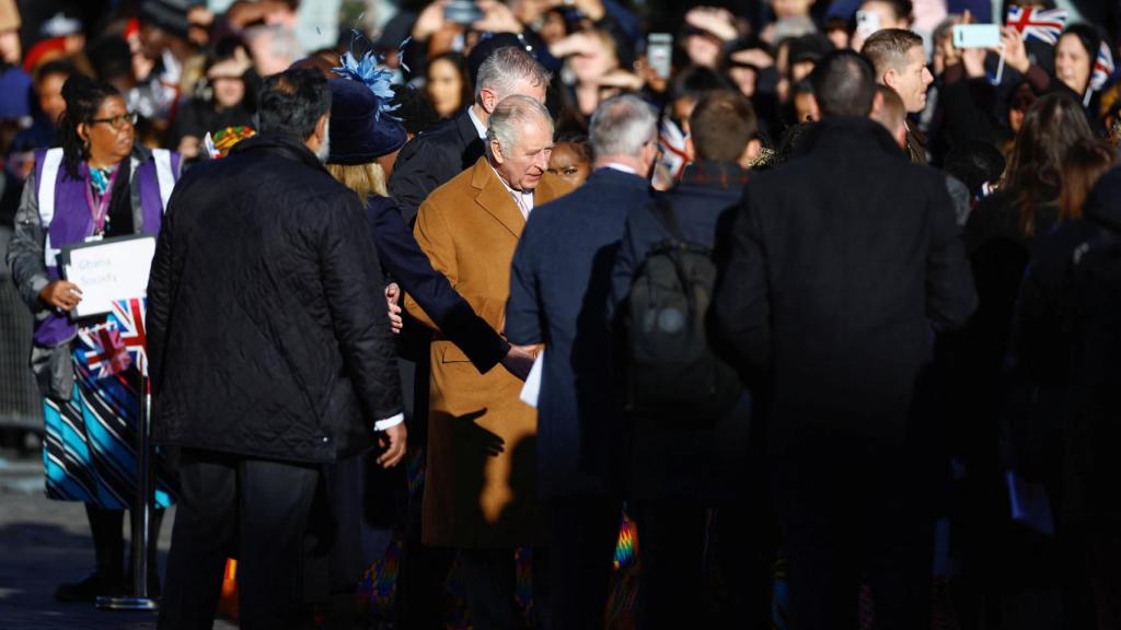 El rey Carlos III de Inglaterra durante su visita a Luton.