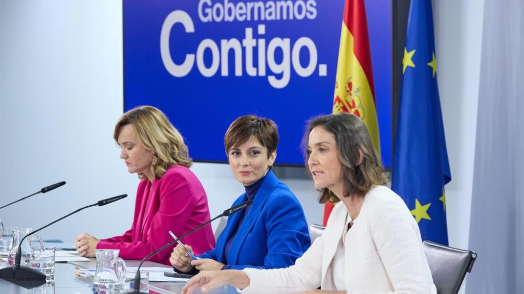 La ministra de Educación, Pilar Alegría; la ministra de Política Territorial y Portavoz del Gobierno, Isabel Rodríguez, y la ministra de Industria, Comercio y Turismo, Reyes Maroto, en rueda de prensa.