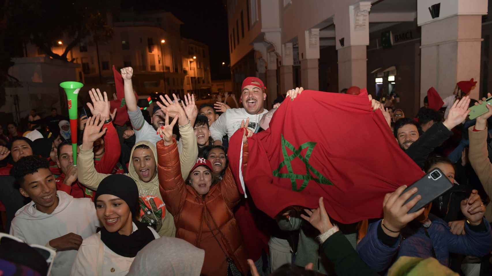 Aficionados de Marruecos celebran en Rabat la victoria contra España en el Mundial de Qatar
