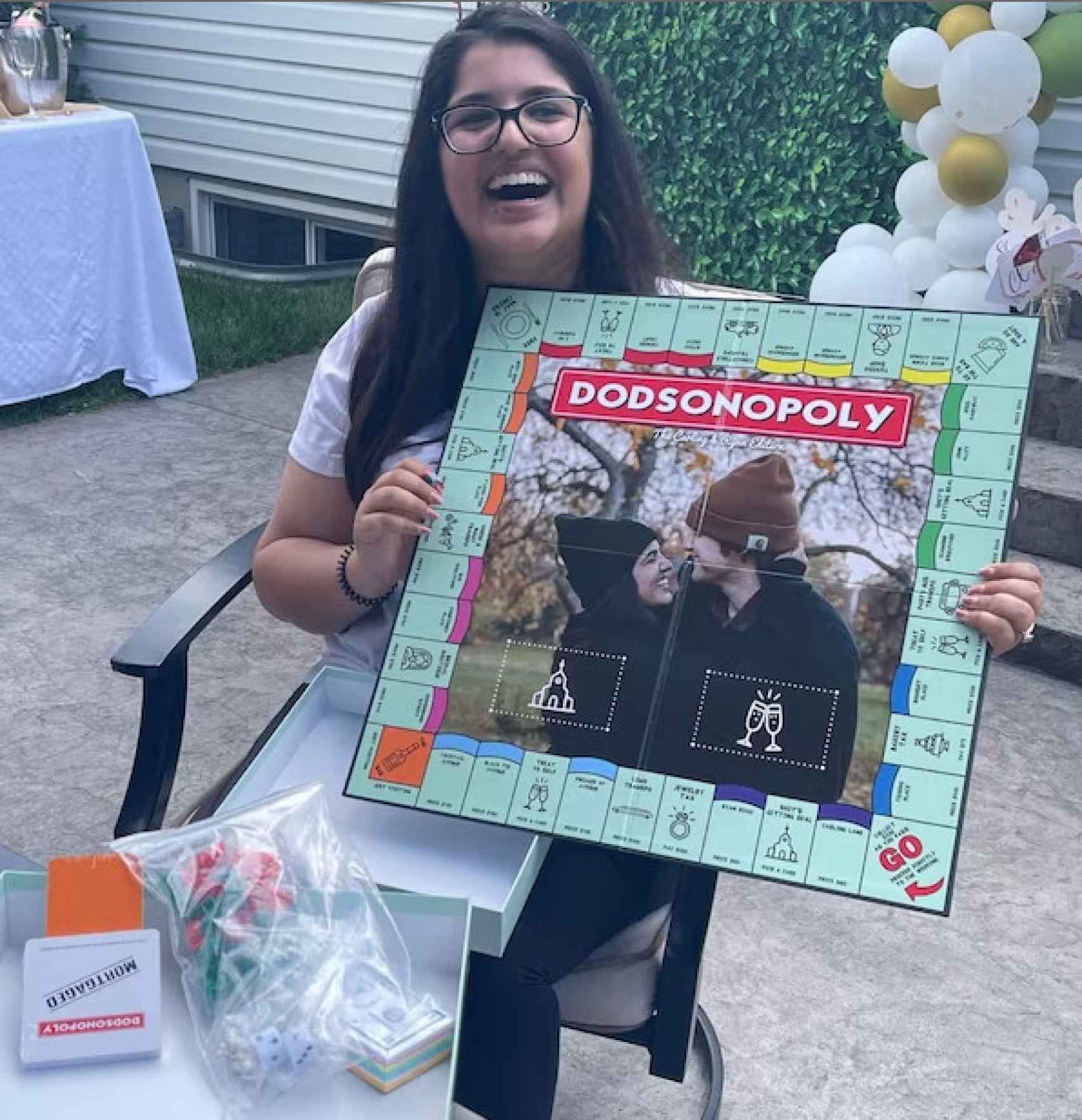 Una chica con su Monopoly personalizado.