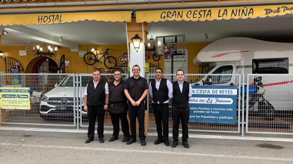 José Luis Cadena, en el centro, posa junto a la plantilla de camareros del Asador El Paisano