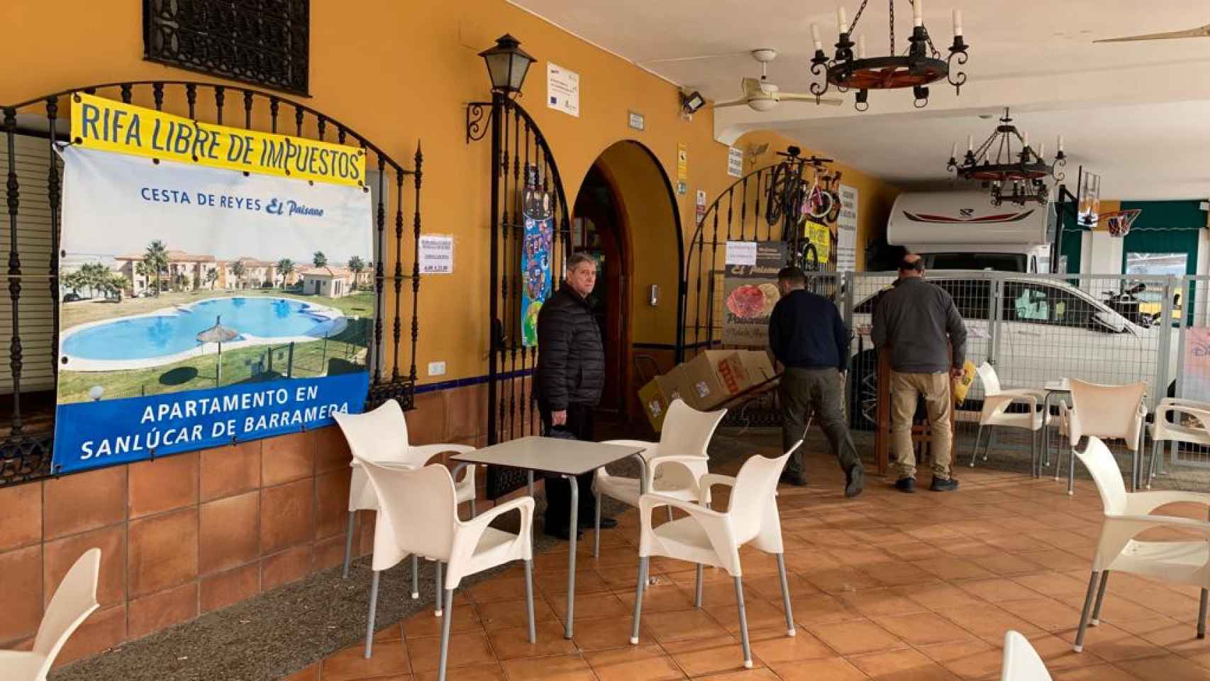 La puerta del Restaurante Asador El Paisano detalla que la cesta es libre de impuestos.