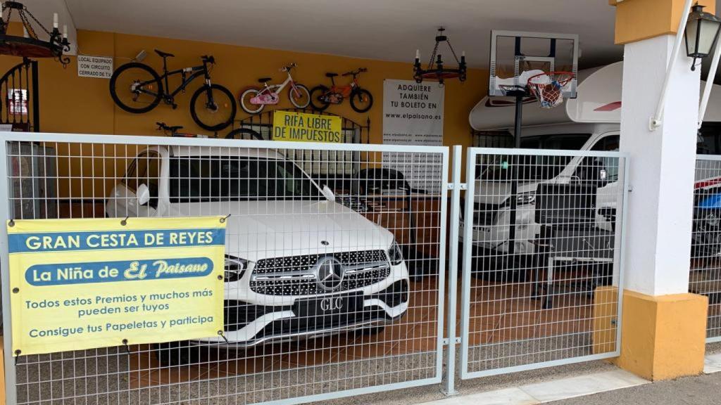 El Mercedes GLC, junto a la autocaravana y otros regalos, expuestos en El Paisano.