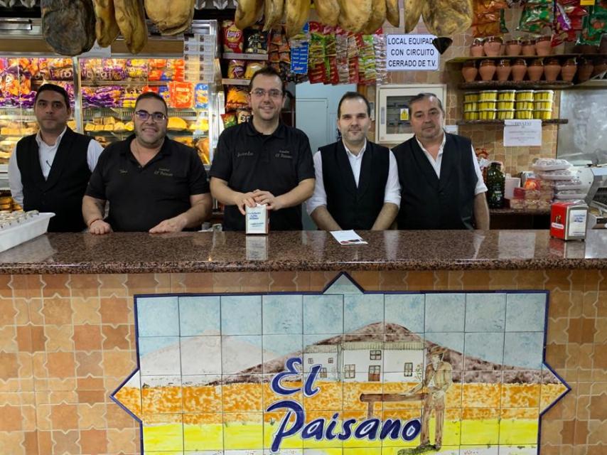 José Luis Cadena, el gerente, junto a los camareros, tras la barra de El paisano.