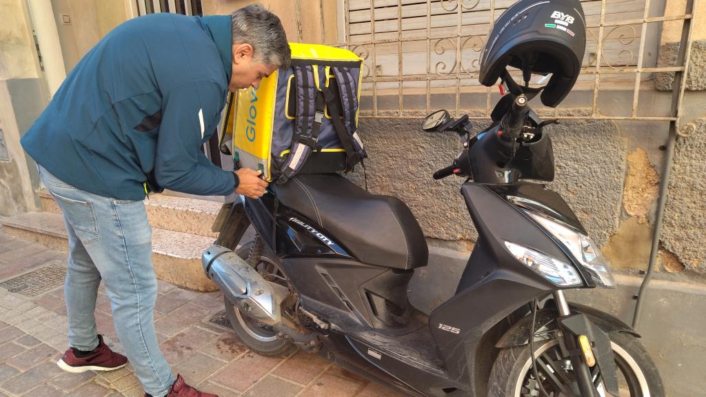 Javier, preparando su equipo de trabajo para afrontar una jornada como rider de Glovo.