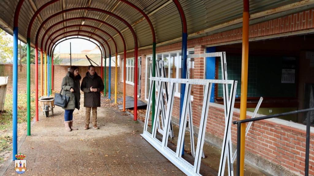 El alcalde de Benavente, Luciano Huerga y la concejal de Obras y Urbanismo, Sandra Veleda visitando  las obras de la Escuela de Música Duquesa Pimentel de Benavente