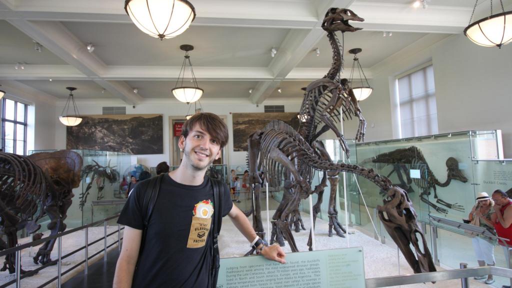 Jorge García Girón posa en el Museo de Historia Natural de Nueva York.