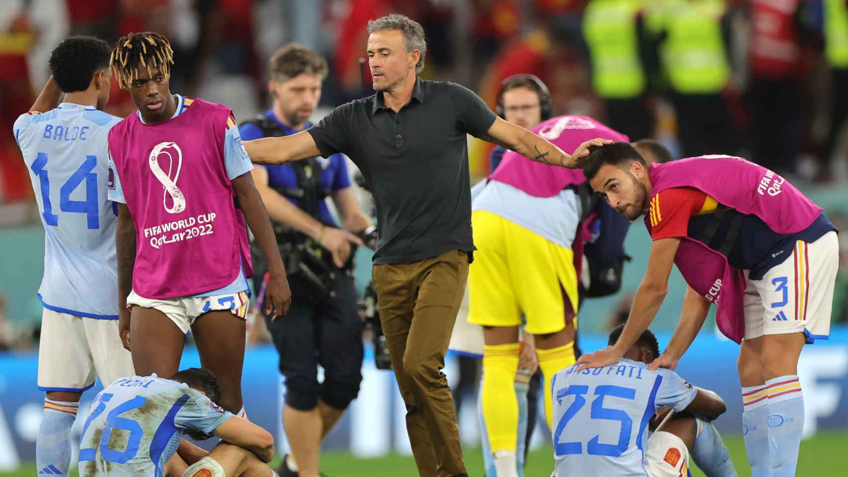 Luis Enrique consuela a sus jugadores tras la eliminación del Mundial ante Marruecos.