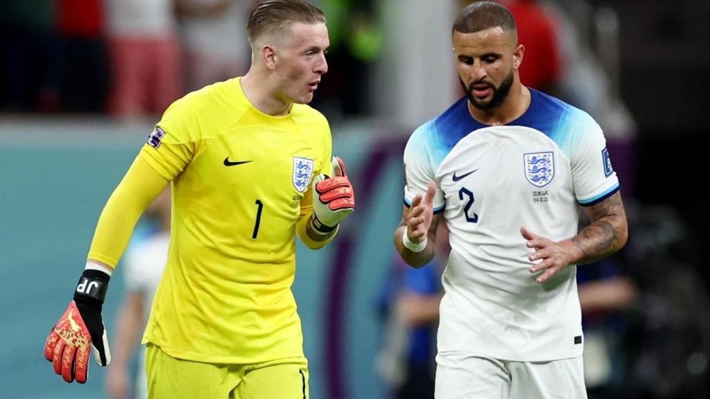 Pickford hablando con Walker en el Inglaterra - Senegal.