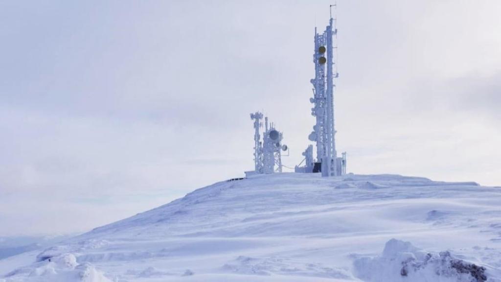 Estación de torre de telefonía de Orange cubierta por la nieve durante la borrasca 'Filomena'