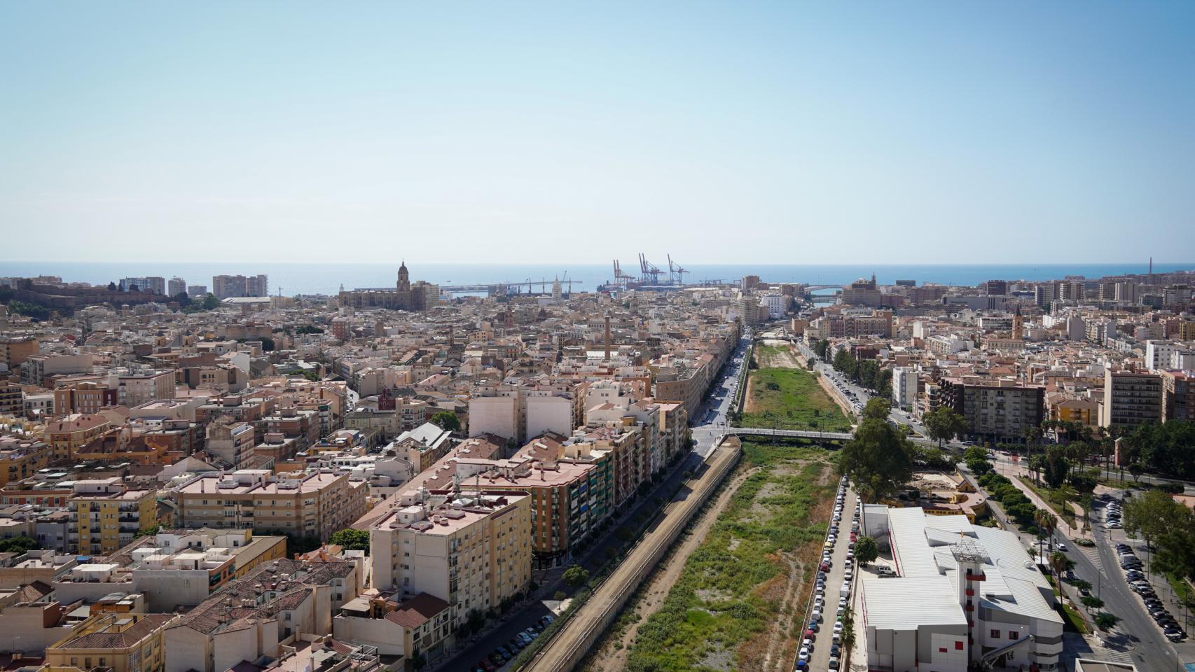 Vistas del Guadalmedina y de la Catedral de Málaga.