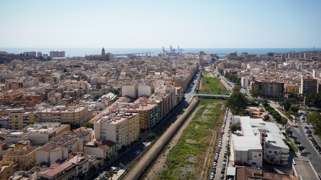 Vistas del Guadalmedina y de la Catedral de Málaga.