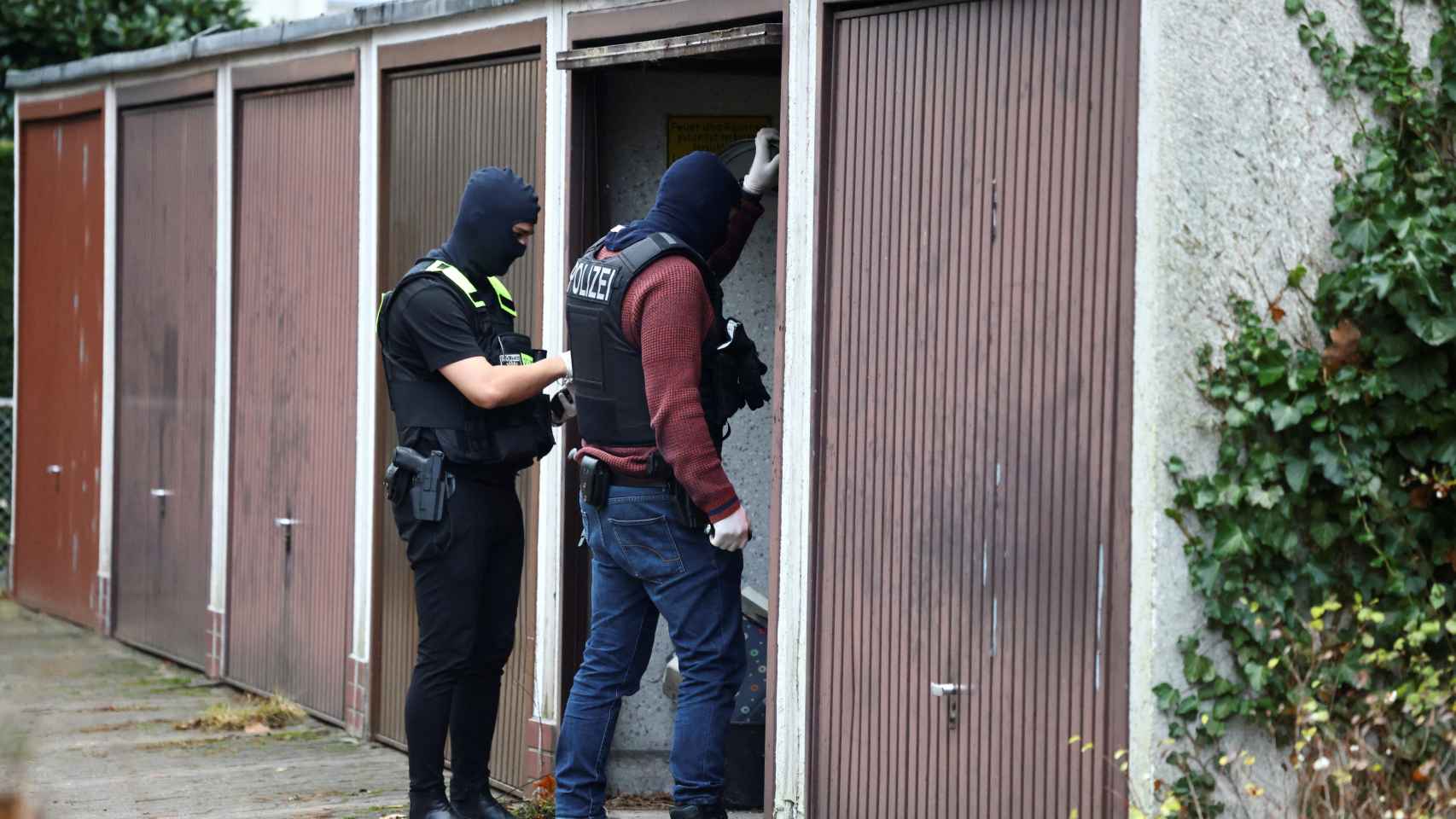Agentes llevan a cabo un registro en Berlín tras la detención de extremistas.
