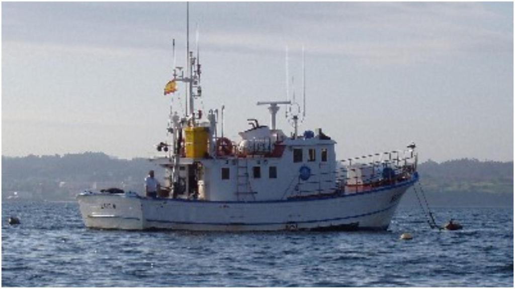 Una embarcación oceanográfica es remolcada al puerto de A Coruña por un aparejo en la hélice