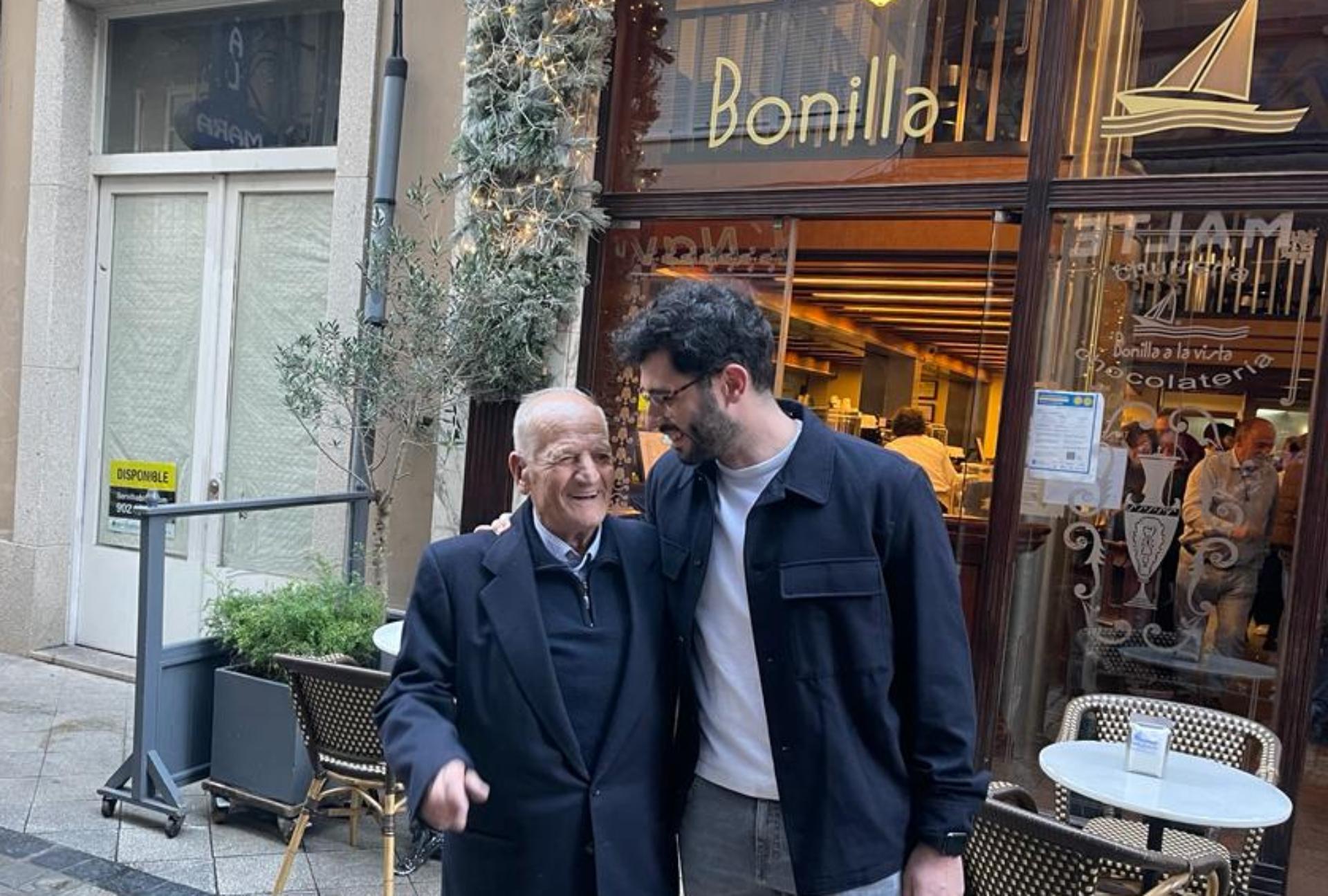 César Bonilla celebra su cumpleaños junto a su nieto.