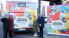 Campaña ‘Grazas xoguetes’ en los buses de Vigo.