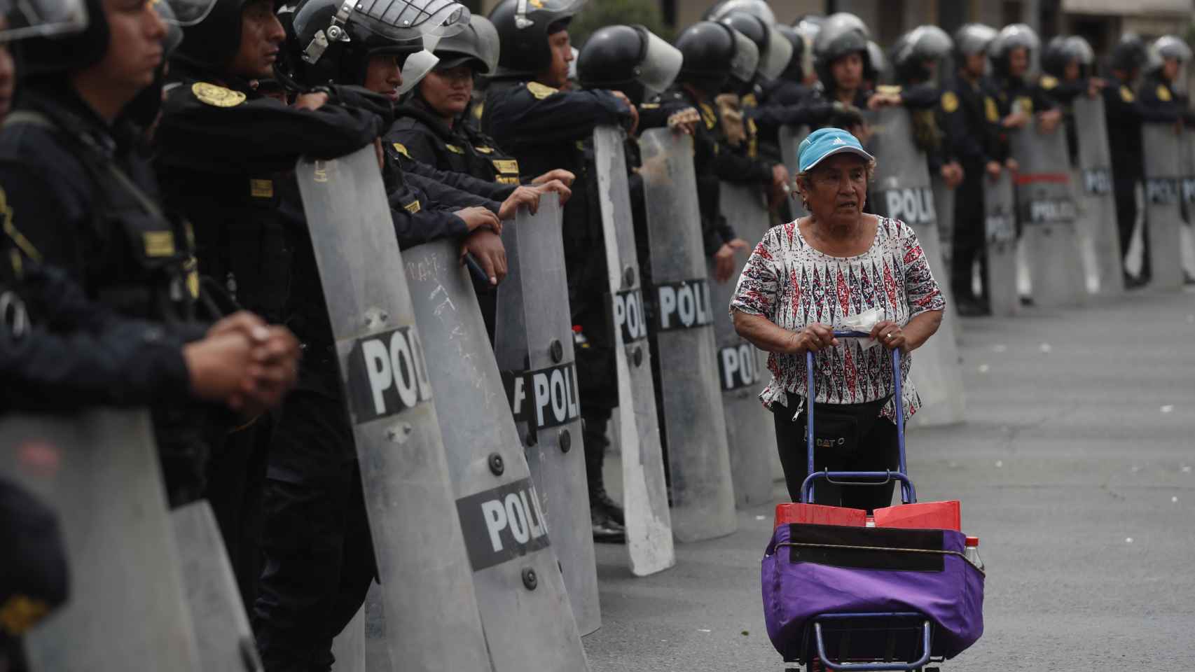 Policías hacen guardia en los alrededores del Congreso peruano.