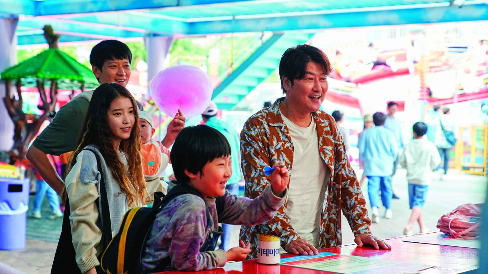Song Kang-ho (de pie, en primer plano) junto a los niños protagonistas de 'Broker'
