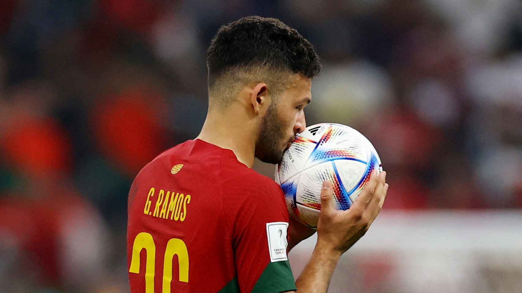 Gonçalo Ramos besa el balón tras uno de sus goles.