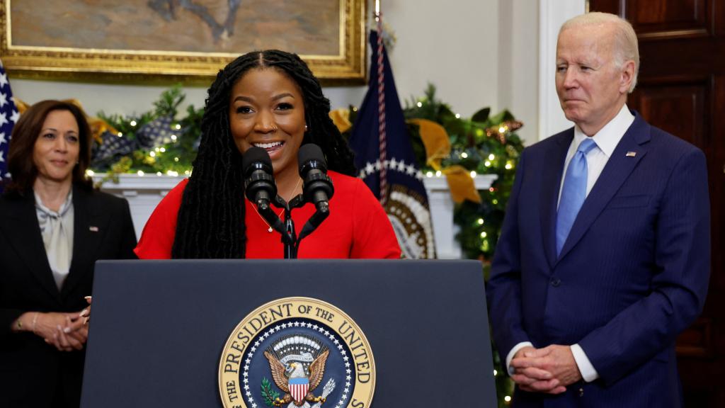 Cherelle Griner habla sobre la liberación por Rusia de su esposa,  Brittney Griner, ante la vicepresidenta de EEUU, Kamala Harris, y el presidente, Joe Biden