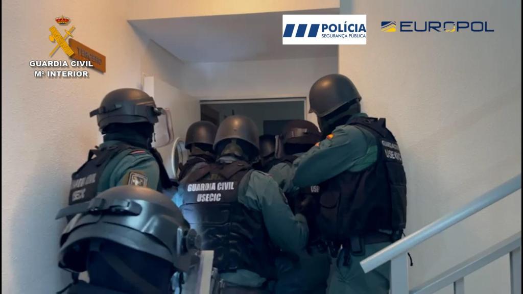 Entrada de los agentes en el domicilio investigado.