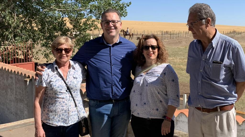 El vicepresidente de la Diputación de Zamora, Jesús María Prada, junto a la alcaldesa de Fuentelapeña