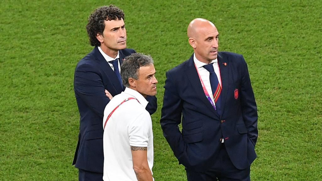 Molina, Luis Enrique y Rubiales, a pie de campo antes de un partido