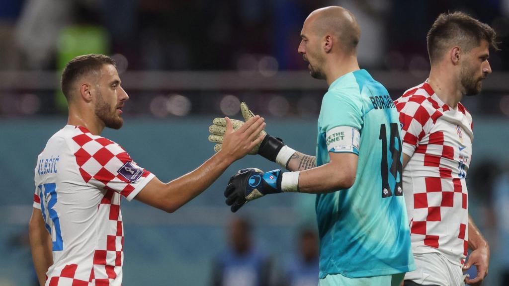 Milan Borjan saluda a jugadores croatas.