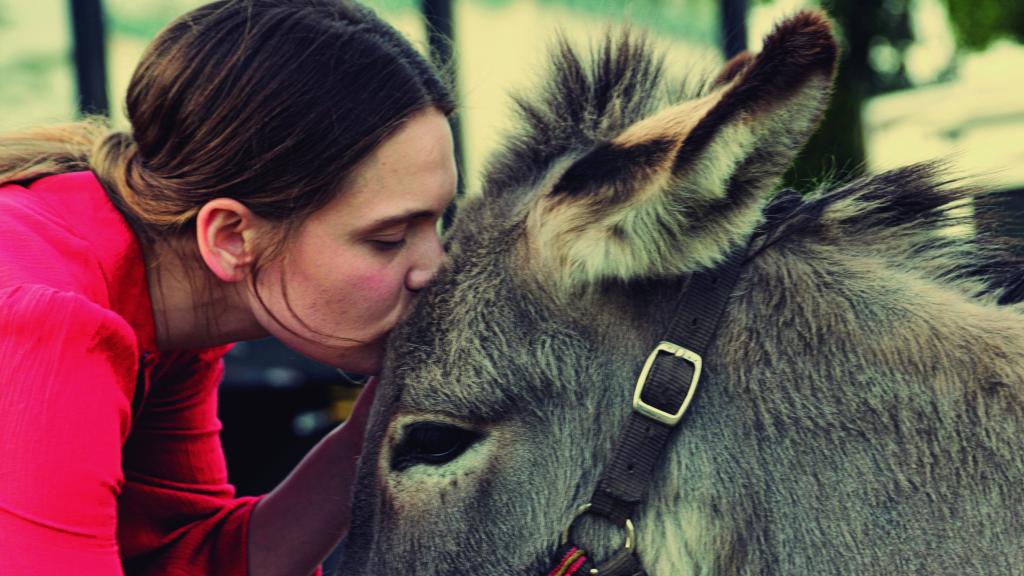Sandra Drzymalska junto  a Eo, el burro protagonista de la película. Foto: Aneta y Filip Gbscy