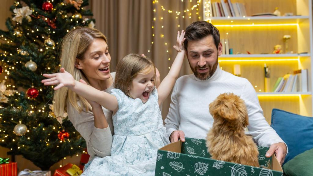 Una niña recibe un cachorro por Navidad.