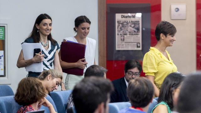 Las ministras de Justicia, Pilar Llop (i), Igualdad, Irene Montero (c), y la portavoz del Gobierno, Isabel Rodríguez (d), en la sala de prensa de Moncloa.